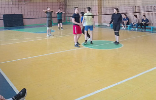 Школьники Железнодорожного района Барнаула приняли участие в праздничном турнире по волейболу