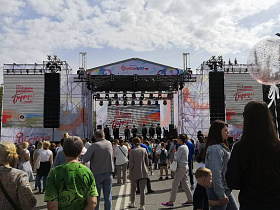 Праздничная концертная программа стартовала на площади Сахарова