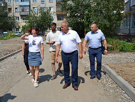В Барнаульских дворах проверили ход выполнения работ в рамках нацпроекта "Жилье и городская среда"