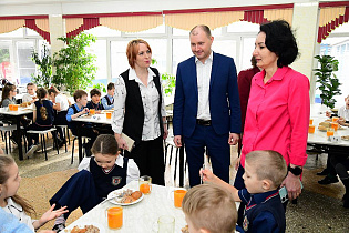 В Барнауле продолжаются проверки организации питания в образовательных организациях 