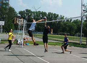 В Барнауле проходят спортивные соревнования среди дворовых команд