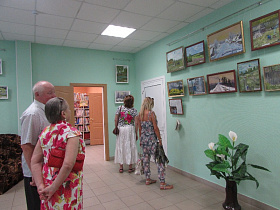 В Новосиликатном открылась выставка картин, посвященная 80-летию Алтайского края