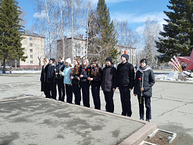 В День космонавтики школьники возложили цветы к памятнику Германа Степановича Титова
