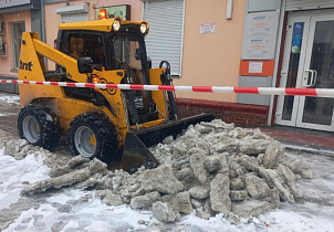 В Барнауле дорожная служба очищает улицы и тротуары от мокрого снега
