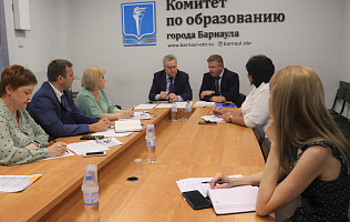 Об итогах работы в первом полугодии и задачах на второе полугодие 2022 года отчитались в комитете по образованию Барнаула