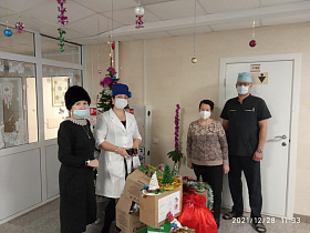 Новогодние подарки от школьников Барнаула получили пациенты онкодиспансера «Надежда»