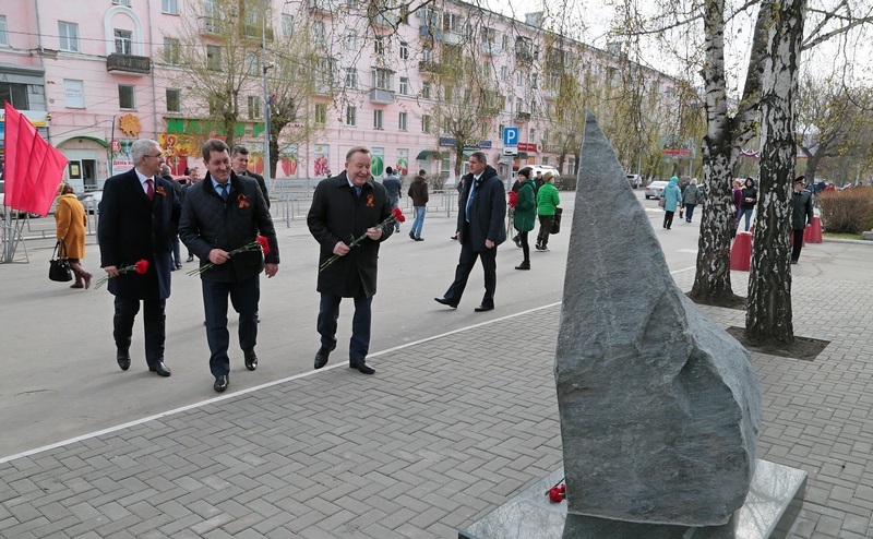 К обновленному Памятному камню на бульваре защитников Сталинграда барнаульцы возложили цветы