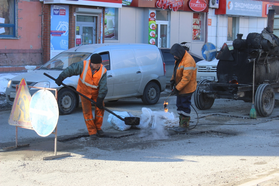 Дорожная служба Барнаула заготовила партию холодного асфальта для аварийного ремонта дорог зимой