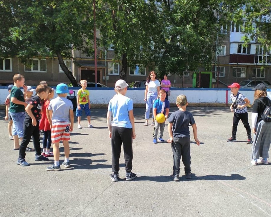 В рамках проекта «Лето с ТОС» дети Петровского микрорайона познакомились с национальными играми народов России