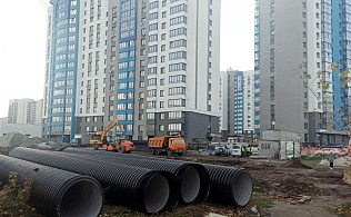 В Барнауле по улице 65 лет Победы продолжается строительство ливневой канализации 