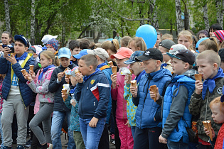 В День защиты детей в сквере Химиков провели праздничную программу и раздали мороженое
