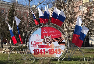 Улицы Барнаула украшают флагами и баннерами к 79-летию Победы 