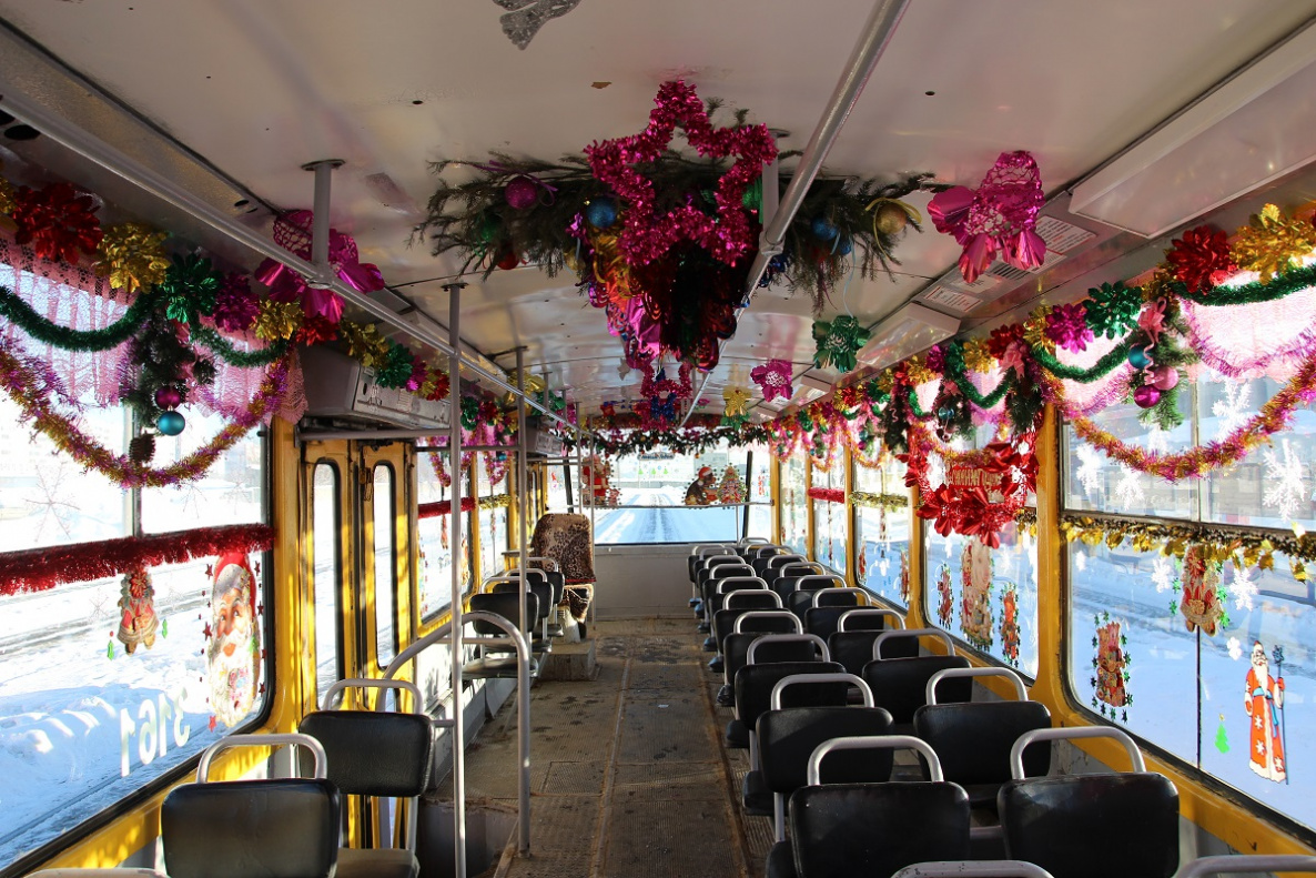 Барнаульцам предлагают оценить новогоднее оформление в трамваях и троллейбусах города
