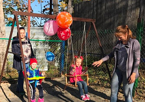 В Барнауле на улице Парковой жители построили детскую площадку