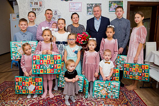 В преддверии Нового года Александр Артемов поздравил с наступающими праздниками многодетную семью Брит