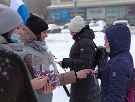 В Барнауле провели молодежную информационную акцию, посвященную годовщине воссоединения Крыма с Россией