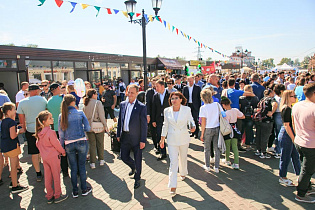 На пешеходной улице Мало-Тобольской проходит праздничная программа, посвященная Дню города