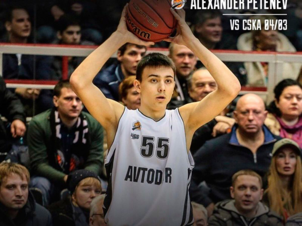 Воспитанник алтайского баскетбола Александр Петенёв дебютировал в юношеской сборной России 