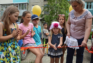 Обновленную детскую площадку открыли во дворе барнаульского дома по улице Чудненко 
