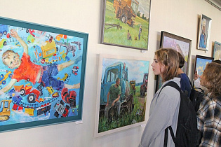 В выставочном зале музея «Город» открылась выставка, посвященная 85-летию Алтайского края