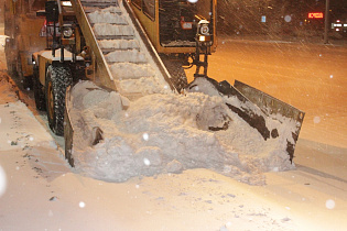 Снегоуборочная техника на дорогах Барнаула 22 ноября