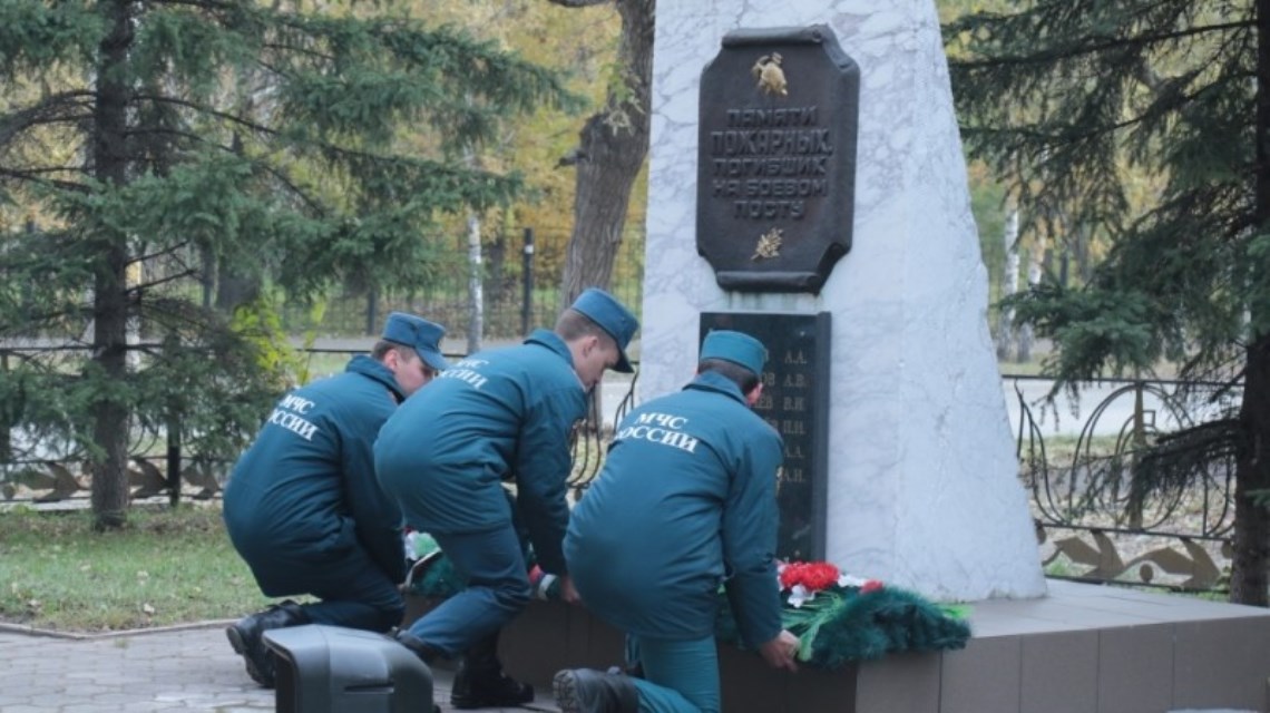 В Барнауле вспомнили пожарных, погибших на боевом посту