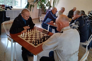 Барнаульские пенсионеры стали участниками соревнований по шахматам 