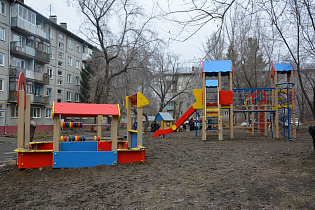 На ул.Островского, 64 торжественно открыли детскую площадку
