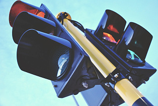 11 августа будет временно отключен светофор на перекрестке Павловского тракта и улицы Шумакова