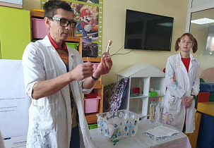 Сотрудники барнаульского водоканала провели научное представление для маленьких пациентов онкоцентра