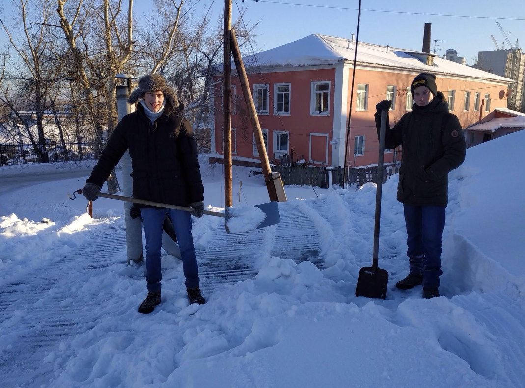 Барнаульские волонтеры помогли с уборкой снега ветеранам-блокадникам