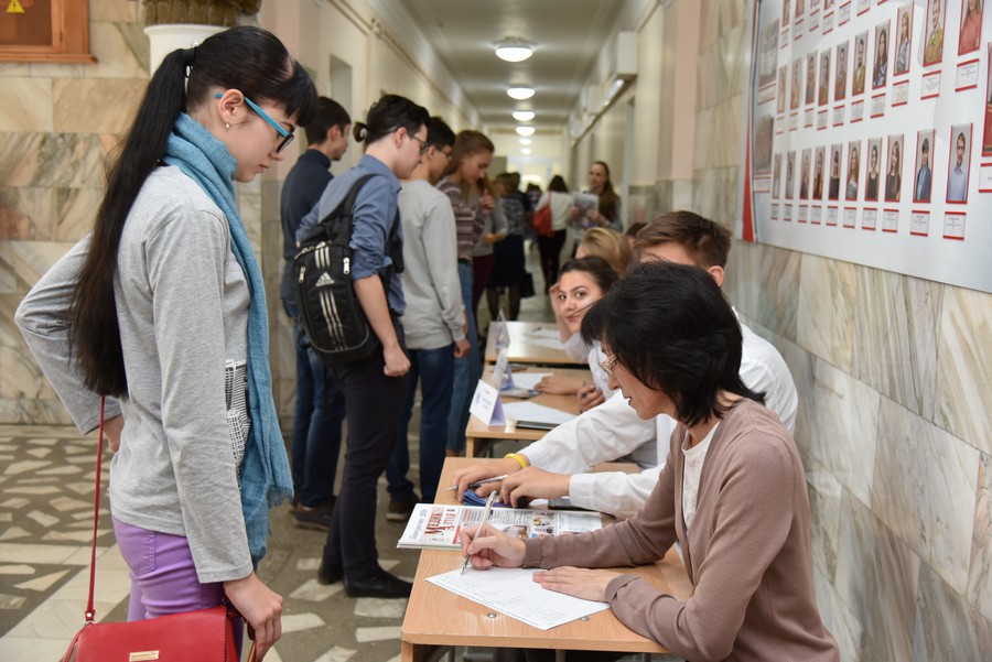 Алтайский государственный медицинский университет провел День открытых дверей