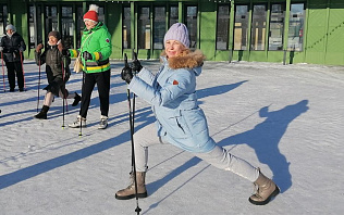 Как прошел мастер-класс по скандинавской ходьбе в барнаульском парке «Изумрудный»