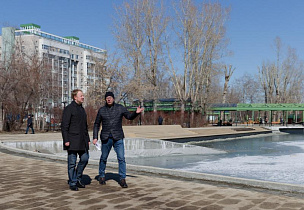 Виктор Томенко посмотрел, как заполняют водой пруд в обновленном парке «Изумрудный» 