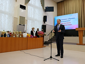Губернатор Виктор Томенко в День местного самоуправления наградил муниципальных служащих краевыми наградами