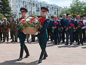 В День памяти и скорби в Барнауле возложили цветы к Мемориалу Славы