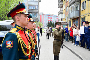 Парады у домов ветеранов проходят в Барнауле накануне Дня Победы