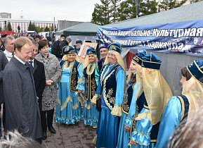 «Единой семьей в Барнауле живем»: в центре города открылся Фестиваль национальных культур