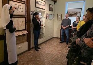 Экскурсию в музей «Горная Аптека» провели для барнаульцев с нарушением слуха
