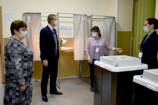 Депутаты Барнаульской городской Думы проверили ход голосования в Октябрьском районе Барнаула