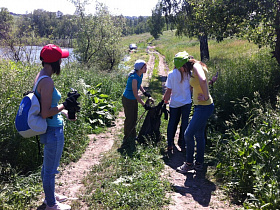 Волонтеры собрали мусор у озера Пионерского