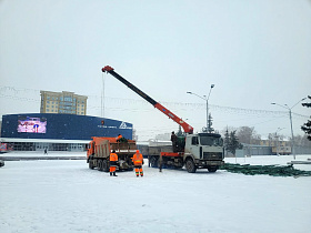 В Барнауле на площади Сахарова приступают к строительству новогоднего городка 