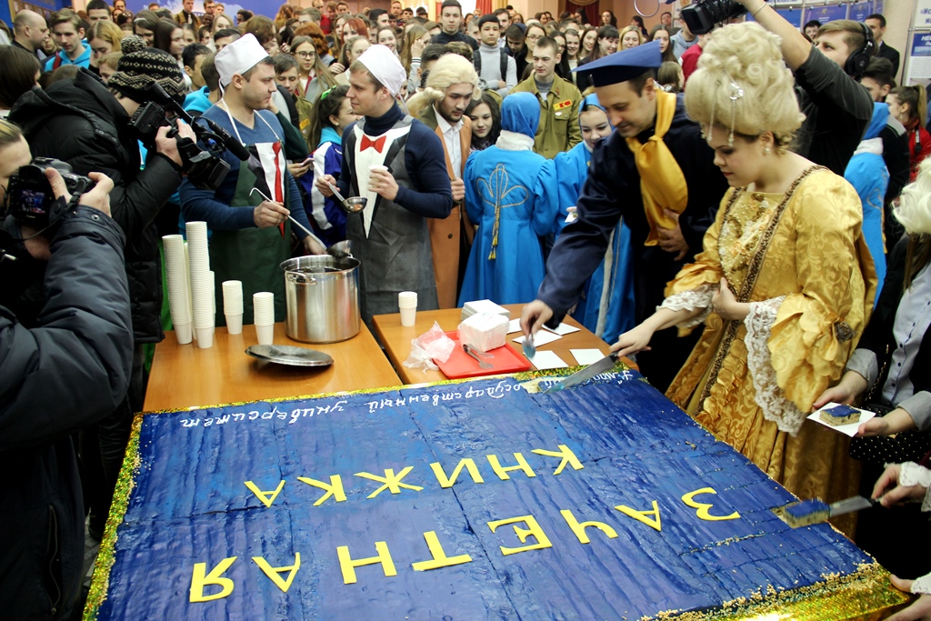 В Татьянин день студентам АлтГУ подарят пряничную зачетку с «кремовой подписью» ректора