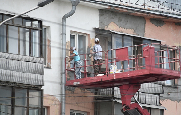 В Барнауле продолжается капитальный и текущий ремонт крыш и фасадов многоквартирных домов