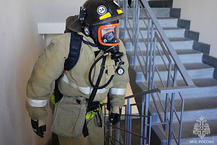 «Вертикальный вызов»: в Барнауле прошли соревнования среди пожарных по скоростному подъёму