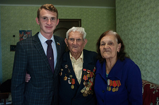 Городские проекты: молодежь Барнаула помогает по хозяйству ветеранам ВОВ 
