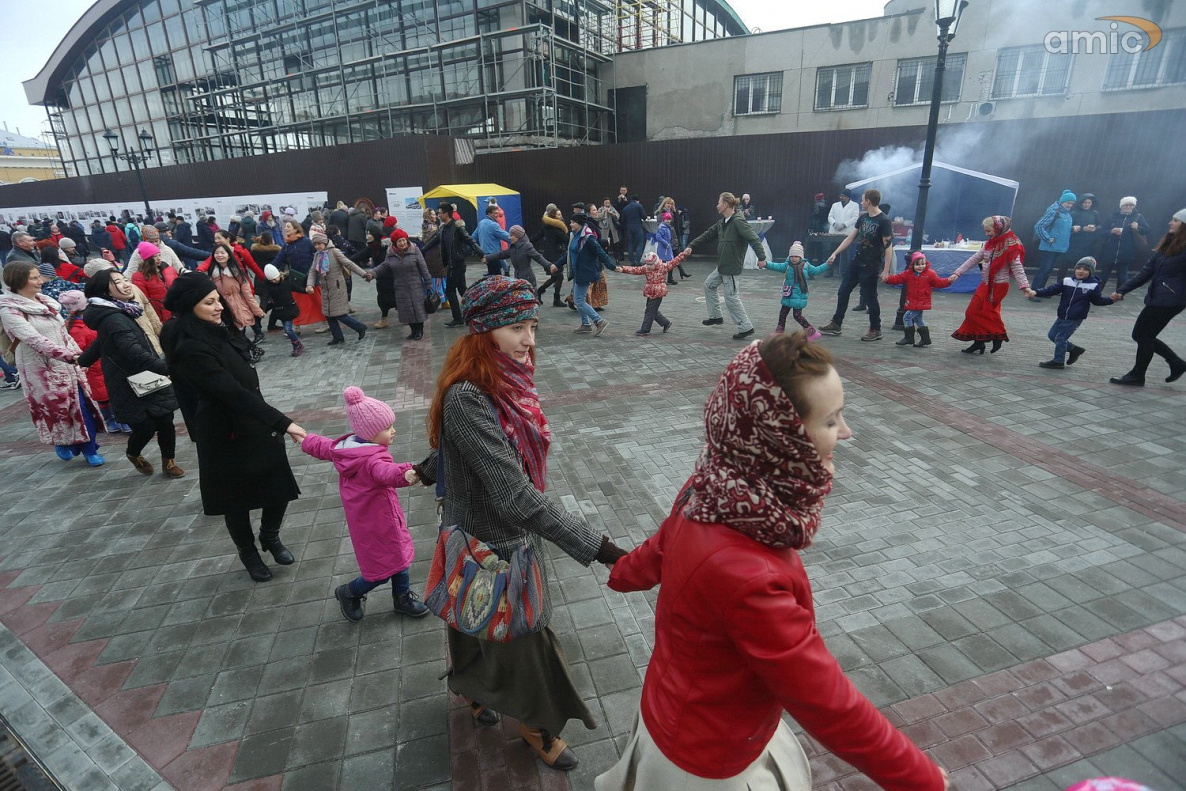 «Хороводный баттл» и Пасхальную ярмарку ремесел провели на улице Мало-Тобольской в Барнауле