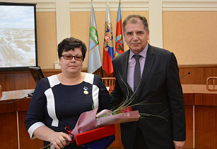 В преддверии праздника Весны и Труда в администрации Барнаула наградили лучших тружеников