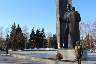 В юбилейный День Победы караульную службу у главного мемориала Барнаула будут нести 55 курсантов Поста №1