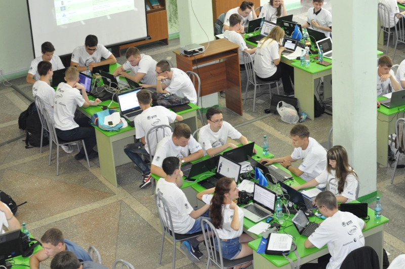 Студенты вузов Сибири готовятся к соревнованиям по программированию в Алтайском крае